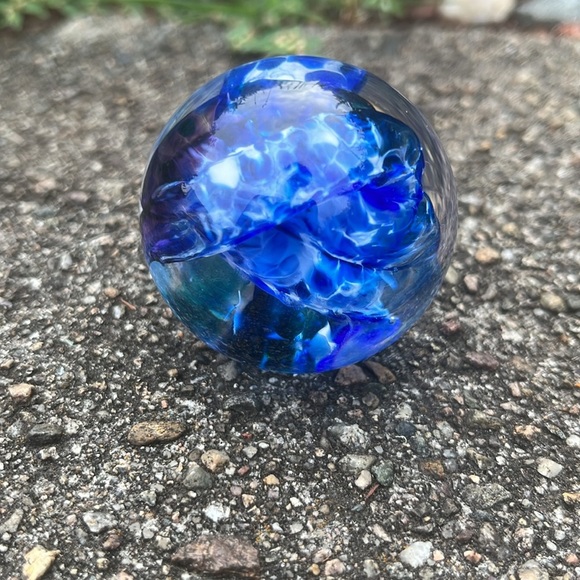 Jonathan Winfisky Art Glass Blue and White Large Marble Paperweight Signed Dated - Picture 3 of 7